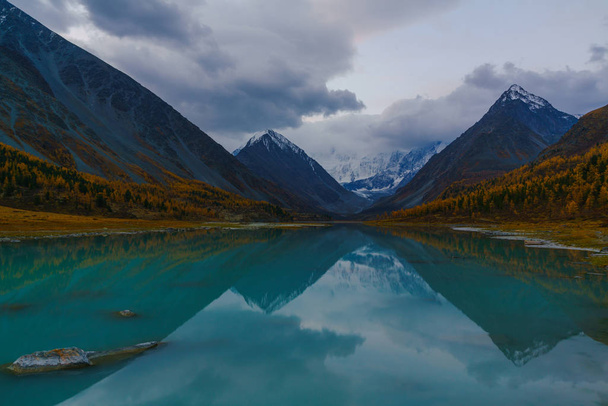 Blick vom akkem-see auf den berg belukha in der nähe von bord zwischen russland und kazahstan im goldenen herbst - Foto, Bild