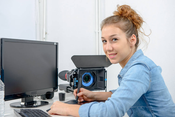 mujer joven diseñador utilizando gráficos tableta para la edición de vídeo
 - Foto, imagen