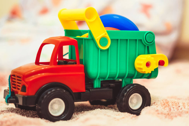 camión de juguete en la cama
 - Foto, Imagen
