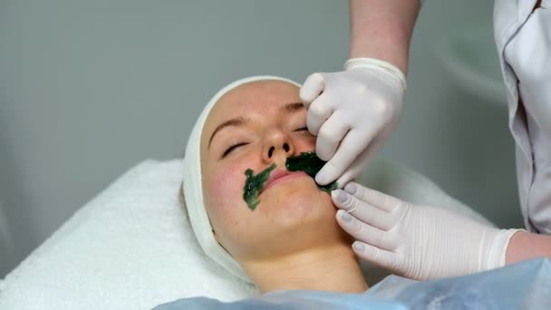 Mujer joven durante el procedimiento en la clínica de cosmetología
 - Metraje, vídeo
