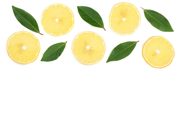limone con foglie e fette isolate su sfondo bianco con spazio per copiare il testo. Posa piatta, vista dall'alto
 - Foto, immagini