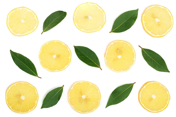 ломтики лимона с листьями изолированы на белом фоне. Плоский, вид сверху
 - Фото, изображение