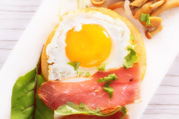 Sült tojás, toast, gomba, bacon és zöldek. Hagyományos reggelit. Vértes - Fotó, kép