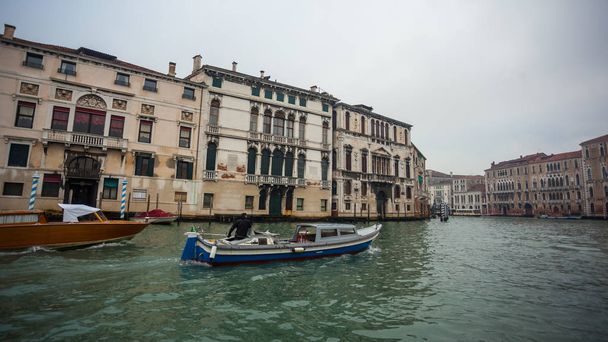 Palacios famosos en el Gran Canal de Venecia, Italia. Humedad
 - Foto, imagen