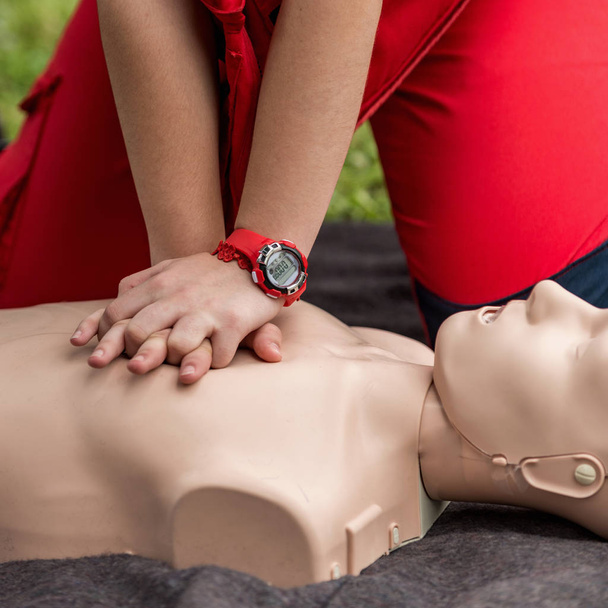 CPR szkolenia na zewnątrz. Procedura reanimacji na Cpr lalka - Zdjęcie, obraz