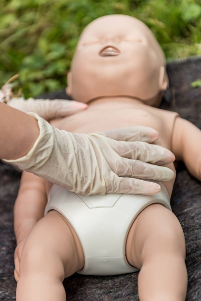 cpr-Training an Baby-Dummy - Foto, Bild