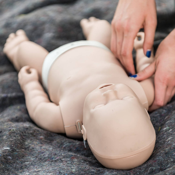 Εκπαίδευση CPR μωρό ανδρείκελο - Φωτογραφία, εικόνα