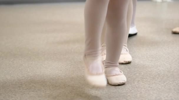 Little girls dance ballet. Children in ballet class - Imágenes, Vídeo
