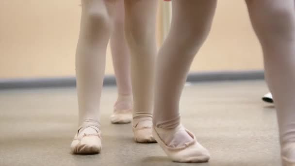 Little girls dance ballet. Children in ballet class - Video
