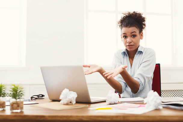 Biznes kobieta ze stratą pracy na laptopie w biurze - Zdjęcie, obraz
