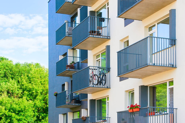 Dettaglio di nuovi edifici residenziali con balconi
 - Foto, immagini