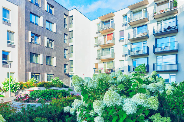 Edifícios residenciais modernos com plantas de flores e instalações ao ar livre
 - Foto, Imagem