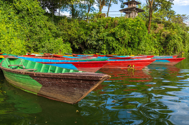 Barca a remi simbolo del lago di Phewa a Pokhara
. - Foto, immagini