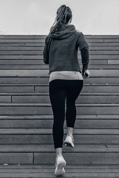 女性街の階段でジョギング - 写真・画像