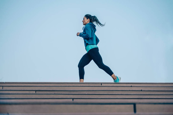 junge Frau joggt im Freien - Foto, Bild