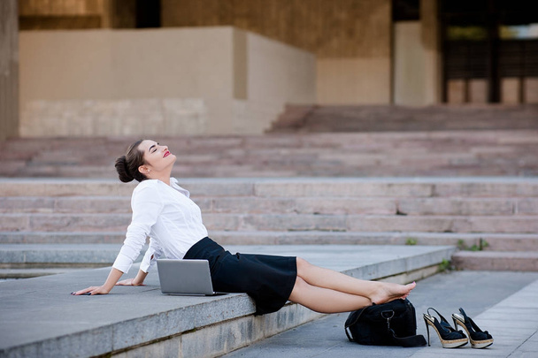 relaxed content business woman urban lifestyle - 写真・画像