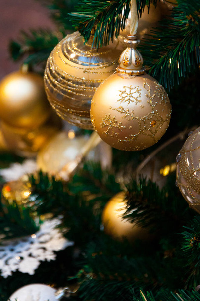 Vánoční stromeček, smrkové větve, šišky. Vánoční hračky, dekorace, dárky - Fotografie, Obrázek