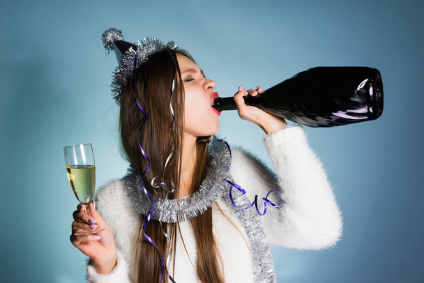 funny drunk girl celebrates the new year 2018, corporate, drinks champagne from a bottle - Foto, Imagem