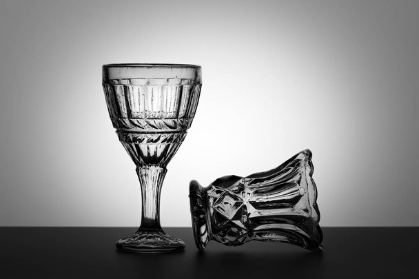 Vintage Gläser für alkoholische Getränke. Jahrgangszusammensetzung. Studiofotografie. - Foto, Bild