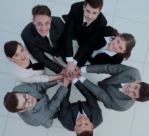 concept of the team .standing in a circle of friendly business t - Foto, Imagem