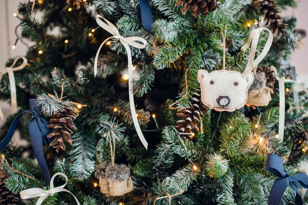 Χριστουγεννιάτικο δέντρο διακοσμήσεις. Toy πλεκτό αισθάνθηκε-μπότες και vintage τόξα και κώνους στο δέντρο Χριστούγεννα. Κοντινό πλάνο - Φωτογραφία, εικόνα