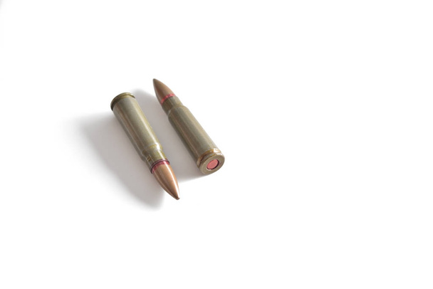 Karabin dwie kule na białym tle na białym tle. Amunicji wojskowej - Zdjęcie, obraz