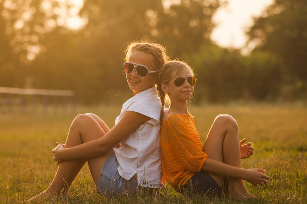 iki genç kız - Fotoğraf, Görsel