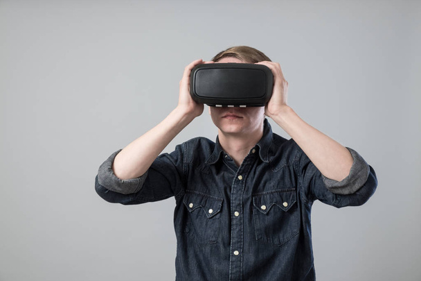 Man in virtual reality - Φωτογραφία, εικόνα