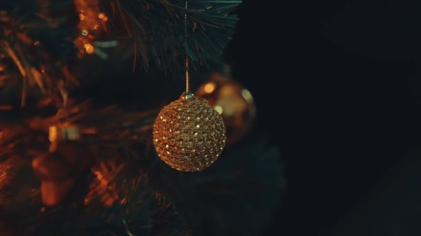 Χριστουγεννιάτικο παιχνίδι στο χριστουγεννιάτικο δέντρο - Πλάνα, βίντεο