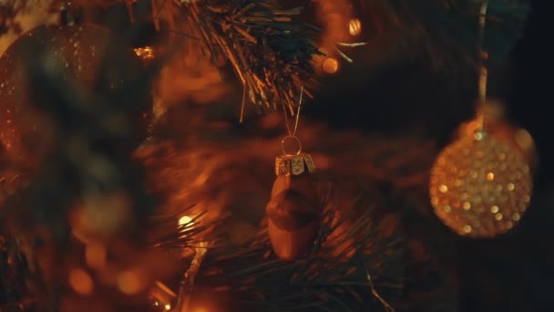 Juguete de Navidad en el árbol de Navidad - Imágenes, Vídeo