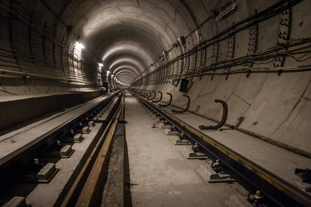 Túnel subterráneo profundo bajo restricción
 - Foto, Imagen