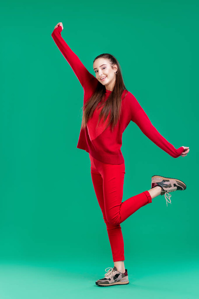 woman in red sweater on green background - Foto, imagen