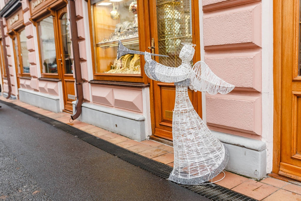 figure d'un ange de Noël sur une rue décorée de la ville
 - Photo, image