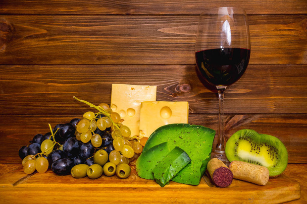 Wein und Trauben auf Holzgrund - Foto, Bild