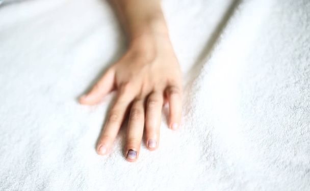 childrens hand of the child who sleeps on a white blanket. - Zdjęcie, obraz