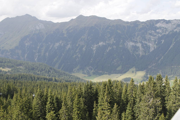 uitzicht op alpine bergen in Noord-Italië - Foto, afbeelding