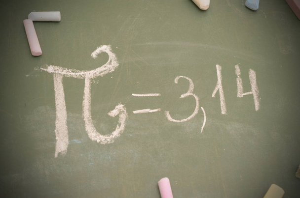 Μια εικόνα του αριθμού Pi στον σχολικό πίνακα με κιμωλία. - Φωτογραφία, εικόνα