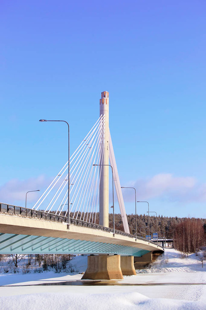 Κερί γέφυρα, με μπλε ουρανό στο χειμώνα Ροβανιέμι - Φωτογραφία, εικόνα