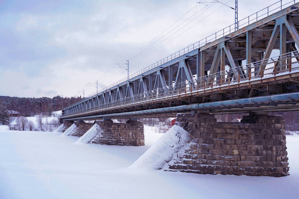 Παλιό γεφύρι το χειμώνα: Ροβανιέμι - Φωτογραφία, εικόνα