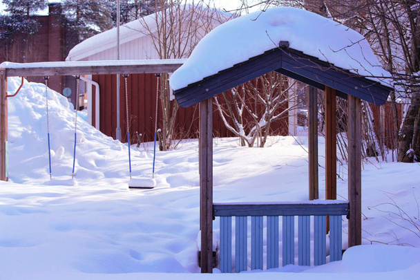 Гойдалки покриті снігом як відкритий об'єкт у місті Рованіємі - Фото, зображення