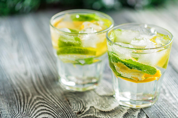 Lemonade or mojito cocktail with lemon and mint - Foto, imagen