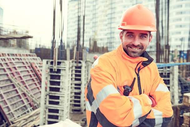 happy builder worker at construction site - Foto, Bild