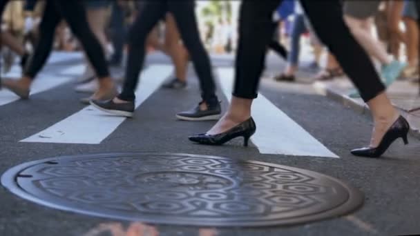 Close-up beeld van stijlvolle vrouwelijke voeten. Zakenvrouw kruising de weg in het drukke centrum. Slow motion. - Video