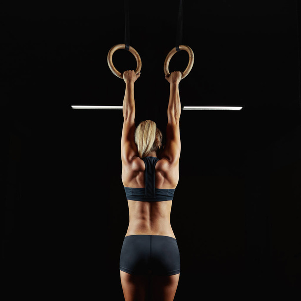 Female fitness athlete exercising - Valokuva, kuva
