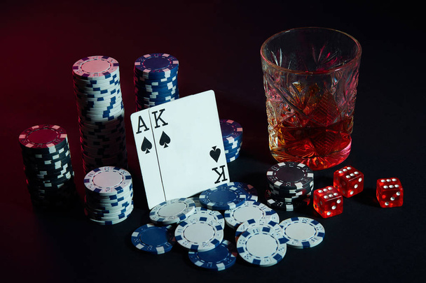 Pokerinpelaajan kortit. Pöydällä on sipsejä ja lasillinen cocktailia viskin kanssa. Kortit - ässä ja kuningas
 - Valokuva, kuva