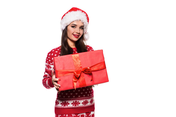 junge schöne Frau hält Weihnachtsgeschenk in ihren Händen isoliert auf weißem Hintergrund - Foto, Bild