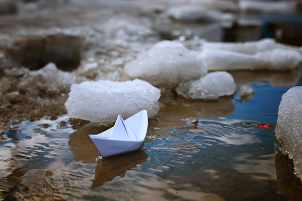 getinte foto papier boot op lente straat - Foto, afbeelding