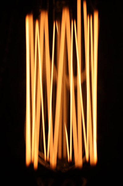 Лампы с вольфрамовой нитью. Лампочка Эдисона. Фила нити
 - Фото, изображение