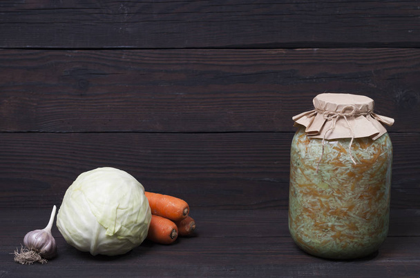 Sauerkraut und frisches Gemüse - Foto, Bild