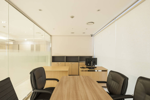 Інтер'єр кімнати для переговорів в поміркованому офісі
 - Фото, зображення